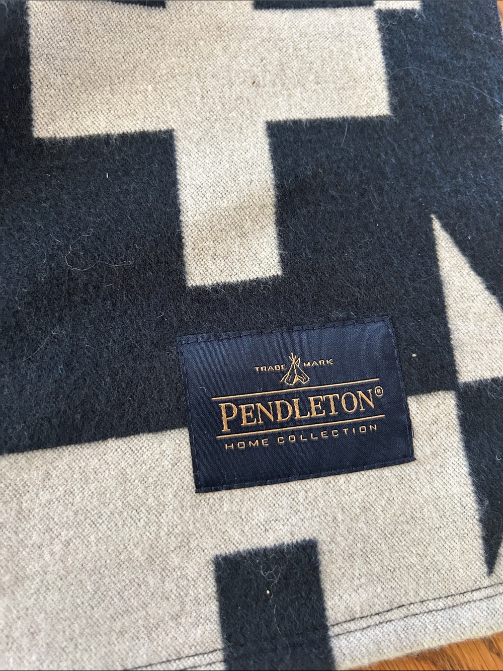 Pendleton Black & Cream Geometric Wool Throw - Picture 5 of 5